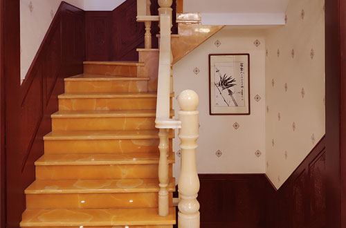 盐田中式别墅室内汉白玉石楼梯的定制安装装饰效果